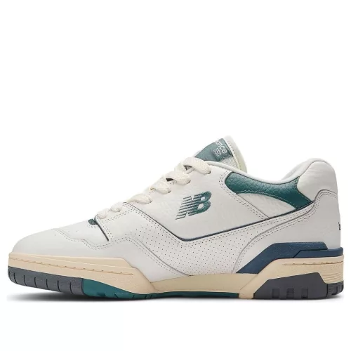 New Balance 550 New Spruce Mini Logo nízke streetové tenisky lomené biele — produktová fotografia na bielom pozadí, bočný pohľad