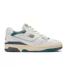 New Balance 550 New Spruce Mini Logo nízke streetové tenisky lomené biele — produktová fotografia na bielom pozadí, bočný pohľad