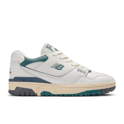 New Balance 550 New Spruce Mini Logo nízke streetové tenisky lomené biele — produktová fotografia na bielom pozadí, bočný pohľad