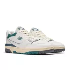 New Balance 550 New Spruce Mini Logo nízke streetové tenisky lomené biele — produktová fotografia na bielom pozadí, bočný pohľad