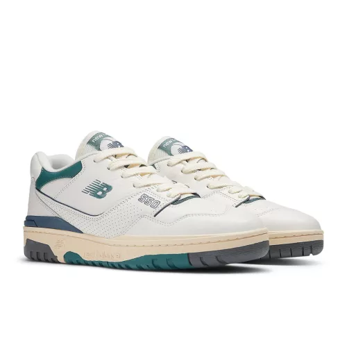 New Balance 550 New Spruce Mini Logo nízke streetové tenisky lomené biele — produktová fotografia na bielom pozadí, bočný pohľad