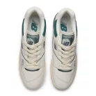 New Balance 550 New Spruce Mini Logo nízke streetové tenisky lomené biele — produktová fotografia na bielom pozadí, bočný pohľad