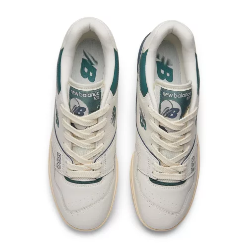 New Balance 550 New Spruce Mini Logo nízke streetové tenisky lomené biele — produktová fotografia na bielom pozadí, bočný pohľad