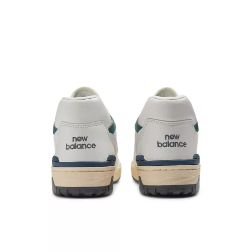 New Balance 550 New Spruce Mini Logo nízke streetové tenisky lomené biele — produktová fotografia na bielom pozadí, bočný pohľad