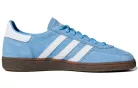 adidas Handball Spezial Light Blue nízke streetové tenisky modré — produktová fotografia na bielom pozadí, bočný pohľad