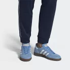 adidas Handball Spezial Light Blue nízke streetové tenisky modré — produktová fotografia na bielom pozadí, bočný pohľad