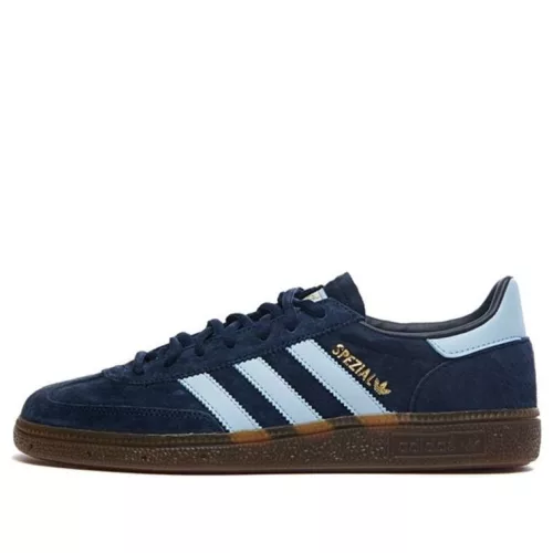 adidas Handball Spezial Navy Gum nízke streetové tenisky tmavomodré — produktová fotografia na bielom pozadí, bočný pohľad