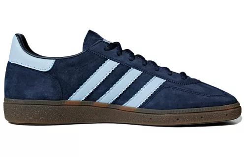 adidas Handball Spezial Navy Gum nízke streetové tenisky tmavomodré — produktová fotografia na bielom pozadí, bočný pohľad