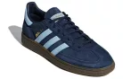 adidas Handball Spezial Navy Gum nízke streetové tenisky tmavomodré — produktová fotografia na bielom pozadí, bočný pohľad