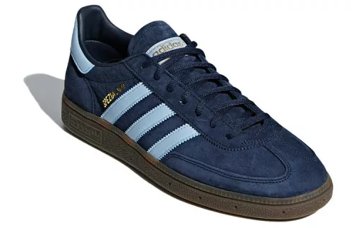 adidas Handball Spezial Navy Gum nízke streetové tenisky tmavomodré — produktová fotografia na bielom pozadí, bočný pohľad