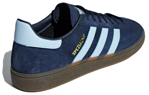 adidas Handball Spezial Navy Gum nízke streetové tenisky tmavomodré — produktová fotografia na bielom pozadí, bočný pohľad