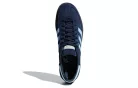 adidas Handball Spezial Navy Gum nízke streetové tenisky tmavomodré — produktová fotografia na bielom pozadí, bočný pohľad