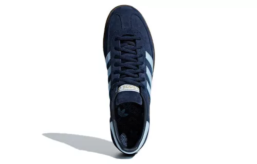 adidas Handball Spezial Navy Gum nízke streetové tenisky tmavomodré — produktová fotografia na bielom pozadí, bočný pohľad
