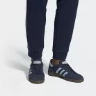 adidas Handball Spezial Navy Gum nízke streetové tenisky tmavomodré — produktová fotografia na bielom pozadí, bočný pohľad