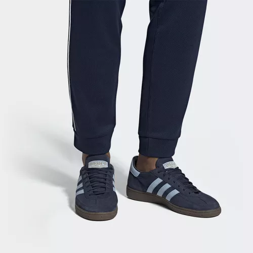 adidas Handball Spezial Navy Gum nízke streetové tenisky tmavomodré — produktová fotografia na bielom pozadí, bočný pohľad