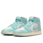 Jordan 1 Mid Light Dew dámske polovysoké streetové tenisky — produktová fotografia na bielom pozadí, bočný pohľad