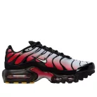 Nike Air Max Plus Pure Platinum University Red detské nízke streetové tenisky červené-čierne — produktová fotografia na bielom pozadí, bočný pohľad