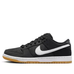 Nike SB Dunk Low Pro Black Gum nízke skejtové tenisky čierne — produktová fotografia na bielom pozadí, bočný pohľad