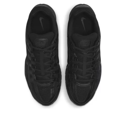 Nike P-6000 Black nízke streetové tenisky čierne — produktová fotografia na bielom pozadí, bočný pohľad