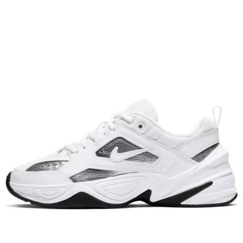 Nike M2K Tekno White Metallic Silver Black dámske nízke streetové tenisky strieborné-biele — produktová fotografia na bielom pozadí, bočný pohľad