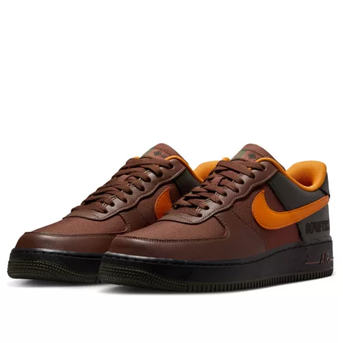 Nike Air Force 1 Low Gore-Tex Brown Bright Ceramic dámske nízke streetové tenisky hnedé — produktová fotografia na bielom pozadí, bočný pohľad