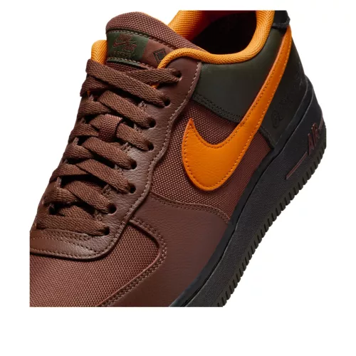 Nike Air Force 1 Low Gore-Tex Brown Bright Ceramic dámske nízke streetové tenisky hnedé — produktová fotografia na bielom pozadí, bočný pohľad