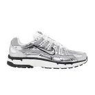 Nike P-6000 Metallic Silver nízke streetové tenisky strieborné — produktová fotografia na bielom pozadí, bočný pohľad