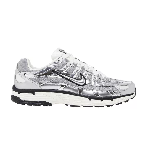 Nike P-6000 Metallic Silver nízke streetové tenisky strieborné — produktová fotografia na bielom pozadí, bočný pohľad
