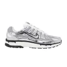 Nike P-6000 Metallic Silver nízke streetové tenisky strieborné — produktová fotografia na bielom pozadí, bočný pohľad