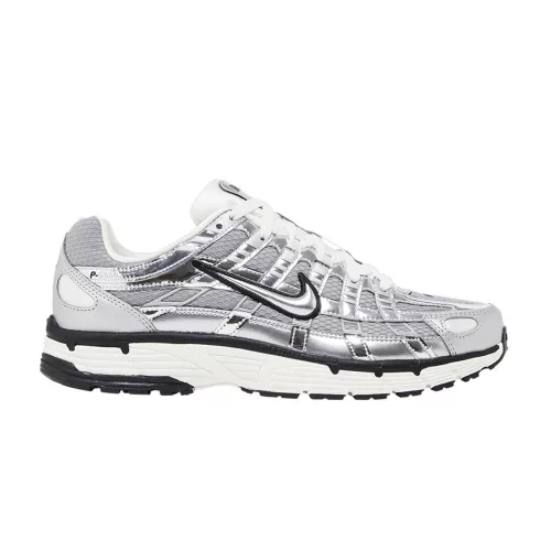 Nike P-6000 Metallic Silver nízke streetové tenisky strieborné — produktová fotografia na bielom pozadí, bočný pohľad