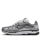 Nike P-6000 Metallic Silver nízke streetové tenisky strieborné — produktová fotografia na bielom pozadí, bočný pohľad