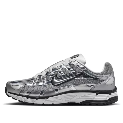 Nike P-6000 Metallic Silver nízke streetové tenisky strieborné — produktová fotografia na bielom pozadí, bočný pohľad