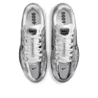 Nike P-6000 Metallic Silver nízke streetové tenisky strieborné — produktová fotografia na bielom pozadí, bočný pohľad
