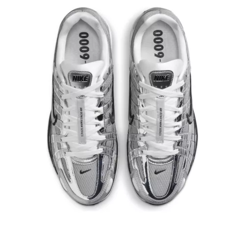 Nike P-6000 Metallic Silver nízke streetové tenisky strieborné — produktová fotografia na bielom pozadí, bočný pohľad