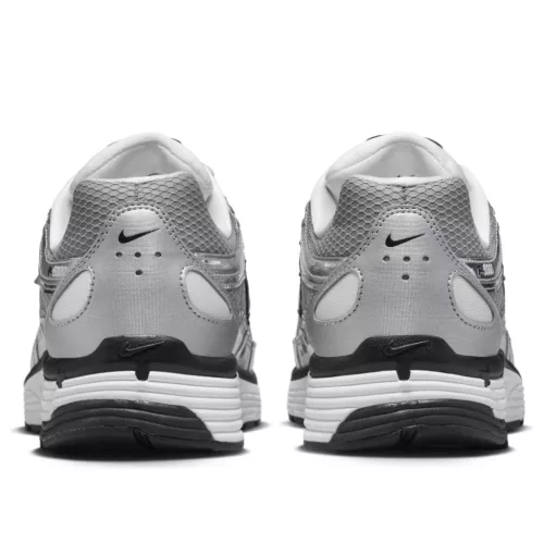 Nike P-6000 Metallic Silver nízke streetové tenisky strieborné — produktová fotografia na bielom pozadí, bočný pohľad