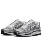 Nike P-6000 Metallic Silver nízke streetové tenisky strieborné — produktová fotografia na bielom pozadí, bočný pohľad