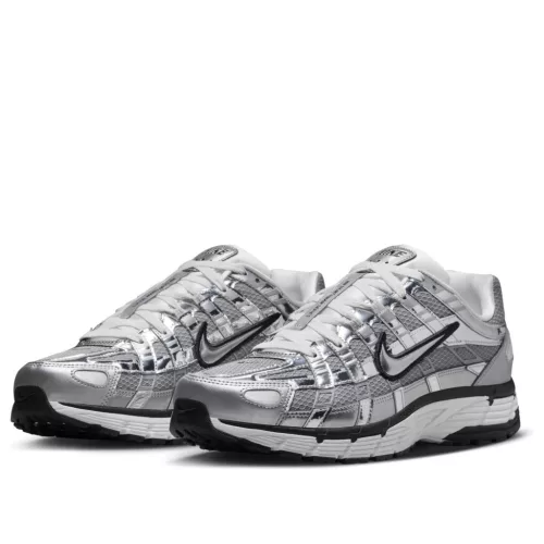Nike P-6000 Metallic Silver nízke streetové tenisky strieborné — produktová fotografia na bielom pozadí, bočný pohľad