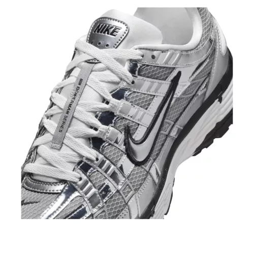 Nike P-6000 Metallic Silver nízke streetové tenisky strieborné — produktová fotografia na bielom pozadí, bočný pohľad