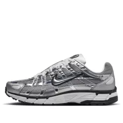 Nike P-6000 Metallic Silver nízke streetové tenisky strieborné — produktová fotografia na bielom pozadí, bočný pohľad
