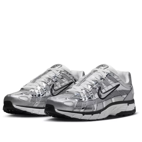 Nike P-6000 Metallic Silver nízke streetové tenisky strieborné — produktová fotografia na bielom pozadí, bočný pohľad