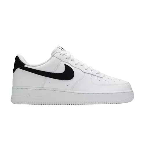 Nike Air Force 1 Low '07 White Black Pebbled Leather nízke streetové tenisky biele-čierne — produktová fotografia na bielom pozadí, bočný pohľad