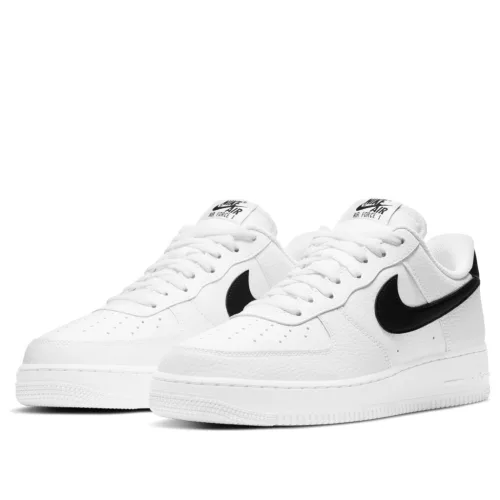 Nike Air Force 1 Low '07 White Black Pebbled Leather nízke streetové tenisky biele-čierne — produktová fotografia na bielom pozadí, bočný pohľad