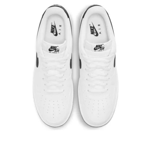 Nike Air Force 1 Low '07 White Black Pebbled Leather nízke streetové tenisky biele-čierne — produktová fotografia na bielom pozadí, bočný pohľad