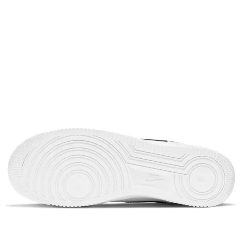 Nike Air Force 1 Low '07 White Black Pebbled Leather nízke streetové tenisky biele-čierne — produktová fotografia na bielom pozadí, bočný pohľad