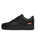Nike Air Force 1 Low Supreme Black nízke streetové tenisky čierne — produktová fotografia na bielom pozadí, bočný pohľad