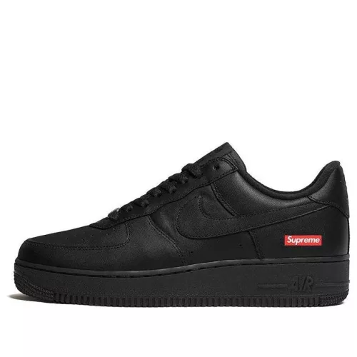 Nike Air Force 1 Low Supreme Black nízke streetové tenisky čierne — produktová fotografia na bielom pozadí, bočný pohľad