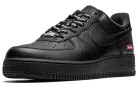 Nike Air Force 1 Low Supreme Black nízke streetové tenisky čierne — produktová fotografia na bielom pozadí, bočný pohľad
