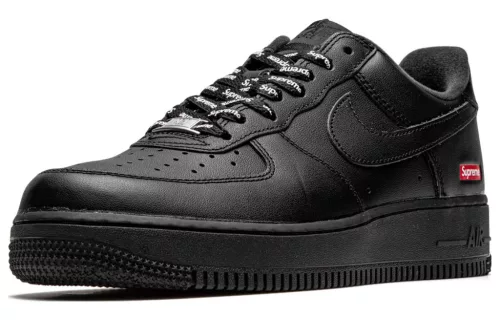 Nike Air Force 1 Low Supreme Black nízke streetové tenisky čierne — produktová fotografia na bielom pozadí, bočný pohľad