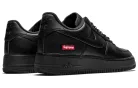 Nike Air Force 1 Low Supreme Black nízke streetové tenisky čierne — produktová fotografia na bielom pozadí, bočný pohľad