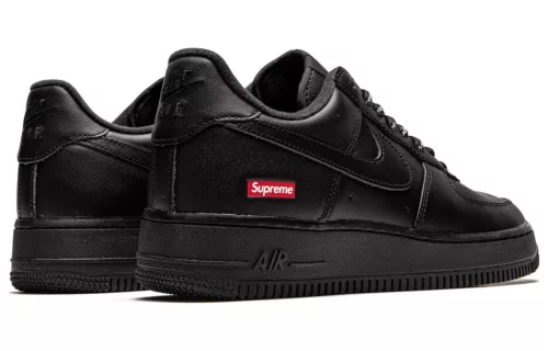Nike Air Force 1 Low Supreme Black nízke streetové tenisky čierne — produktová fotografia na bielom pozadí, bočný pohľad